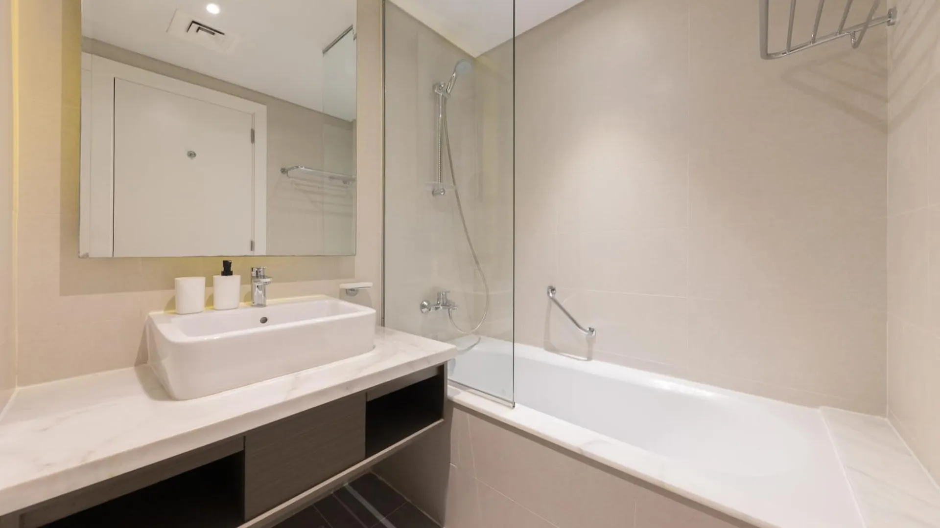 Apartment Stunning Canal Viewbusiness Bay High Floorstudio Dubai