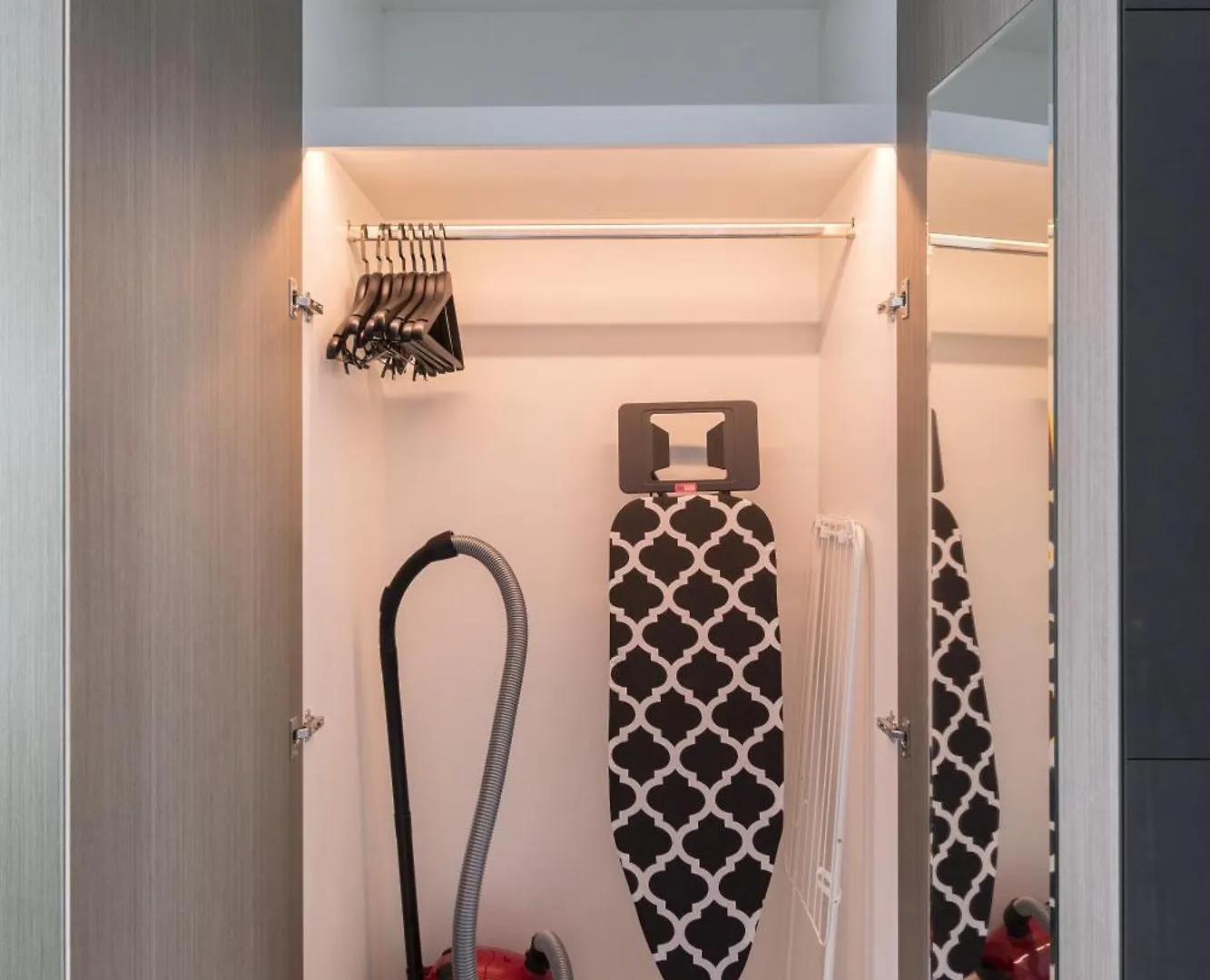 Stunning Canal Viewbusiness Bay High Floorstudio Dubai Apartment