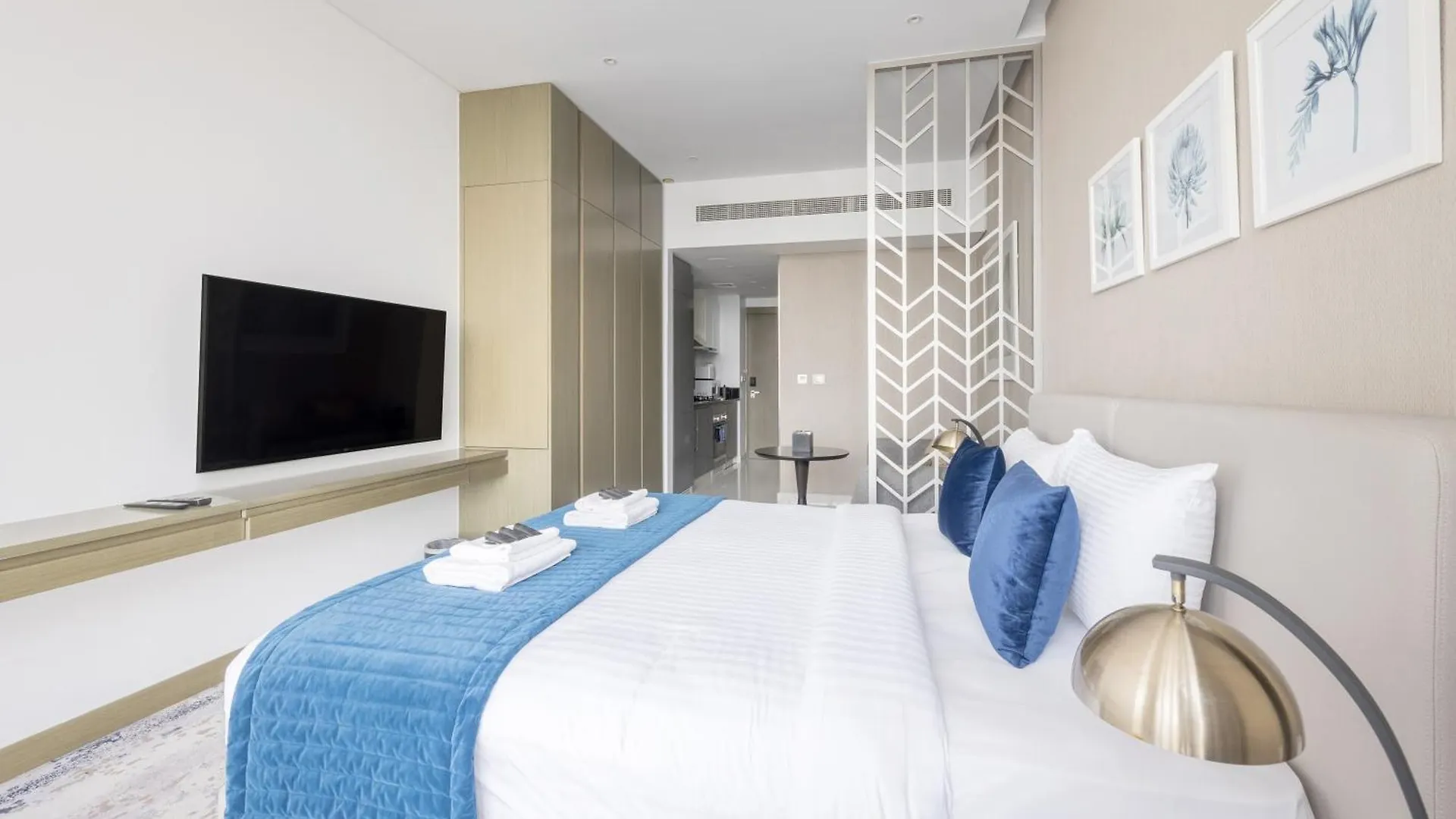Stunning Canal Viewbusiness Bay High Floorstudio Dubai Apartment